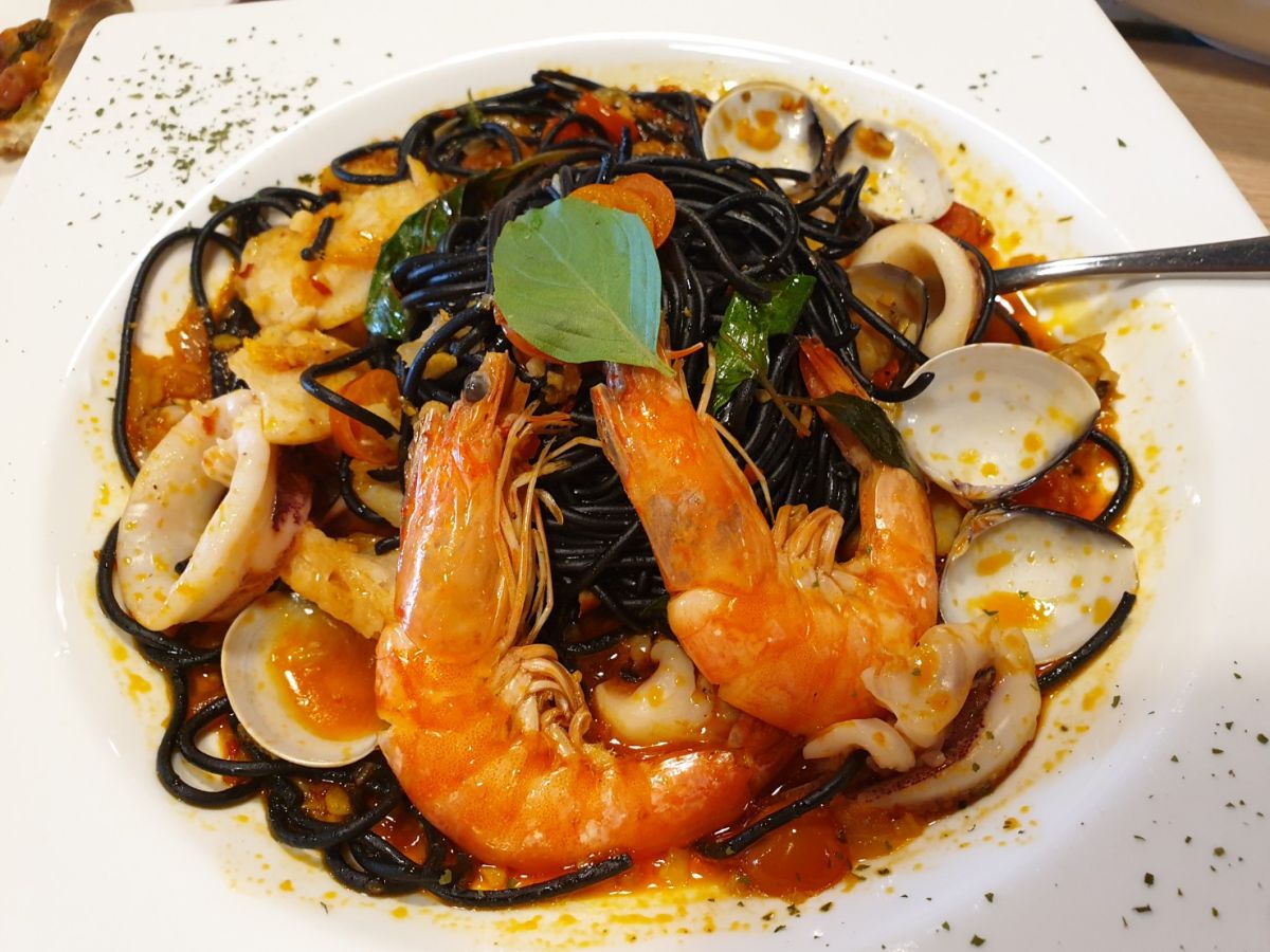 ▲毒癮海鮮麵入口淋漓盡致的香辣勁道，一吃上癮，從綠葉方舟到樂樂廚房，火紅17年熱度不褪。（圖／金武鳳攝，2019.8.17)