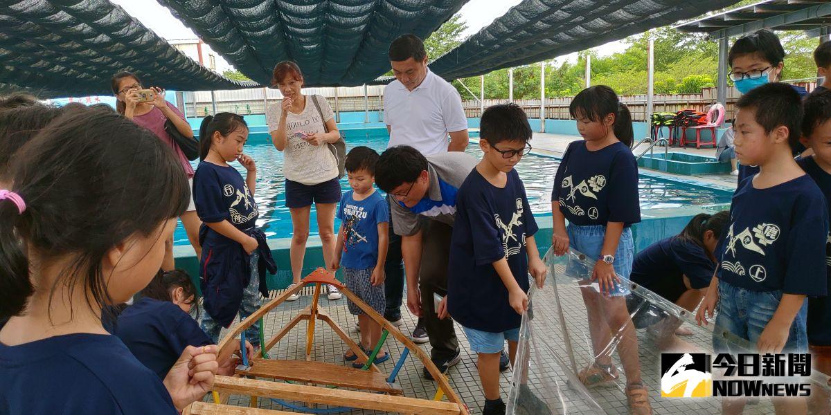 ▲鹿港鎮公所辦理「鹿」上行舟DIY活動，由鹿港在地國小、國高中約百名學子親手組裝，
在活動中一窺現代船舶製程原理。（圖／記者陳雅芳攝，2019.08.17）
