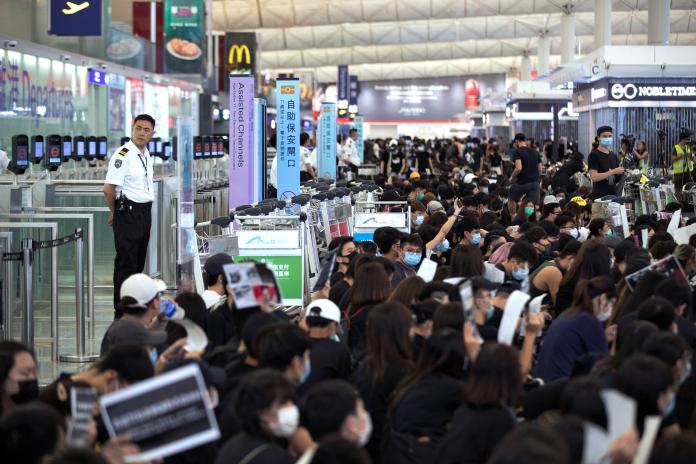 ▲ 8 月 13 日機場集會，眾多示威者幾乎擠爆香港機場。資料照片。（圖／美聯社／達志影像）