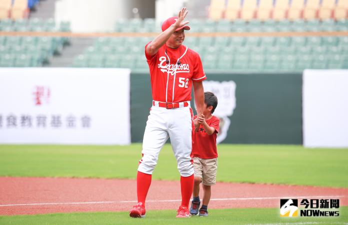 ▲味全龍客座教練川崎宗則帶著他的兒子在球場和球迷打招呼。（圖／記者葉政勳攝 , 2019.08.17）