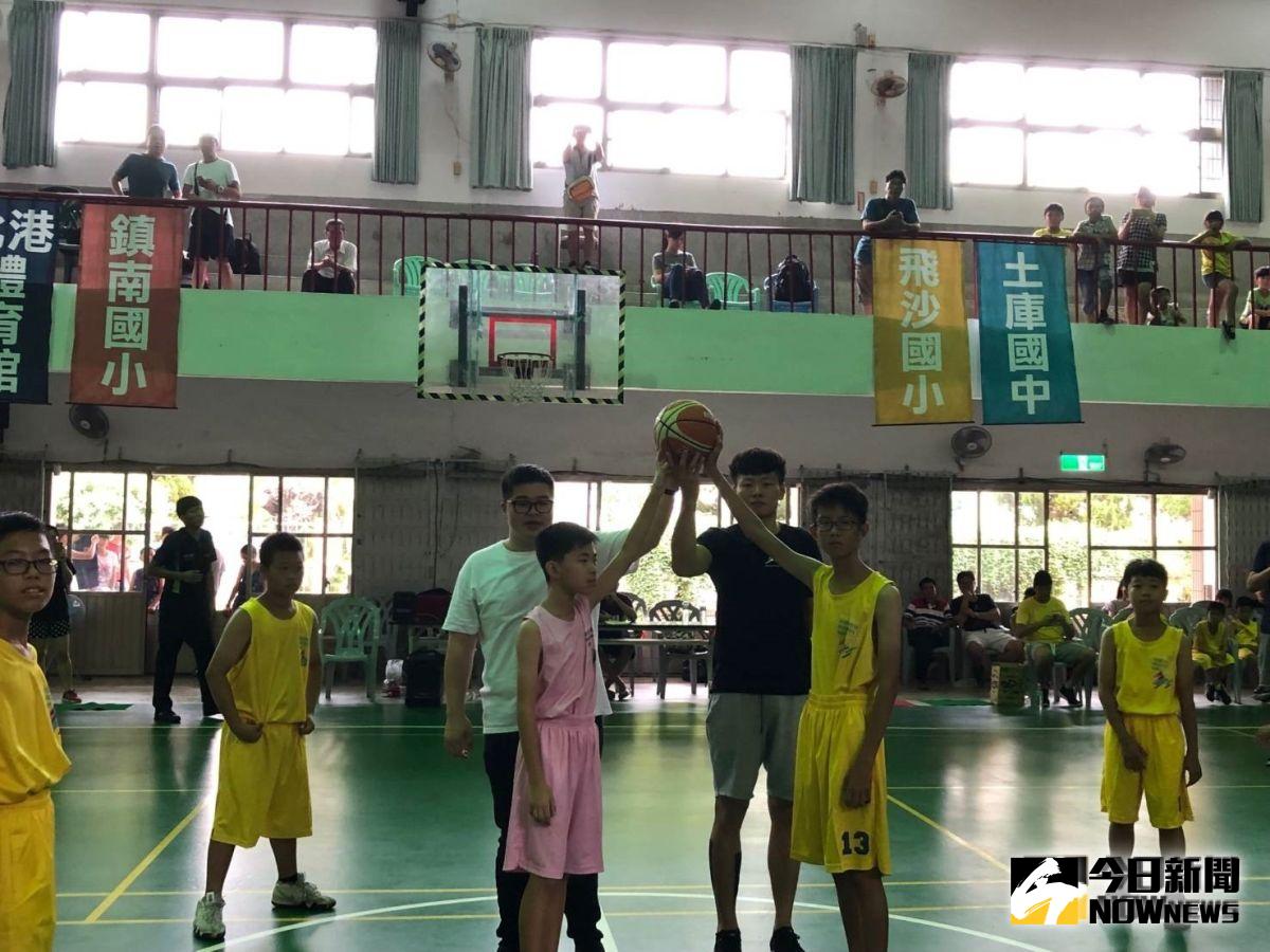 ▲青埔教育基金會執行長張鎔麒及SBL知名球星關達祐主持開球。（圖／記者洪佳伶攝，2019.08.17）