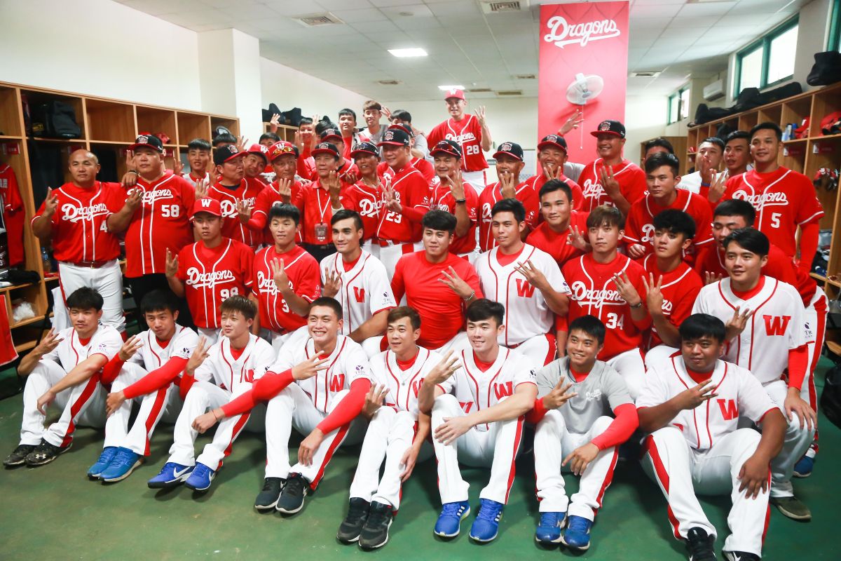 ▲一代二代的味全龍老將們和新生代味全龍們一起合影。（圖／記者葉政勳攝 , 2019.08.17）