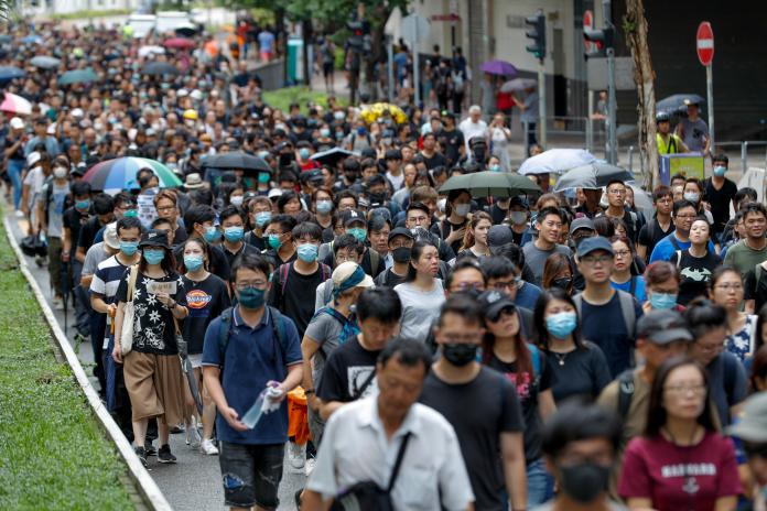 ▲香港 「光復紅土」大遊行，抗議陸客旅行團影響日常生活。（圖／美聯社／達志影像）