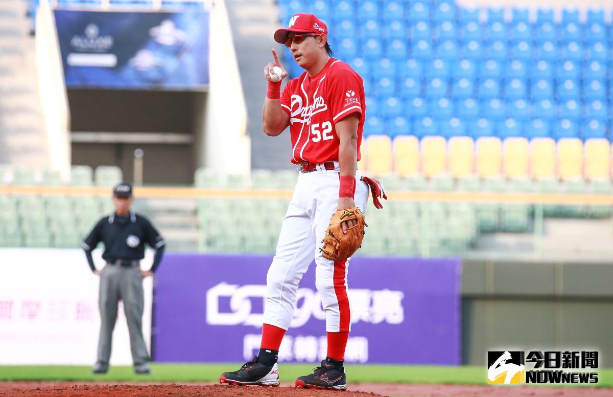 ▲新舊味全龍對抗賽，川崎宗則客串當投手。（圖／記者葉政勳攝 , 2019.08.17）