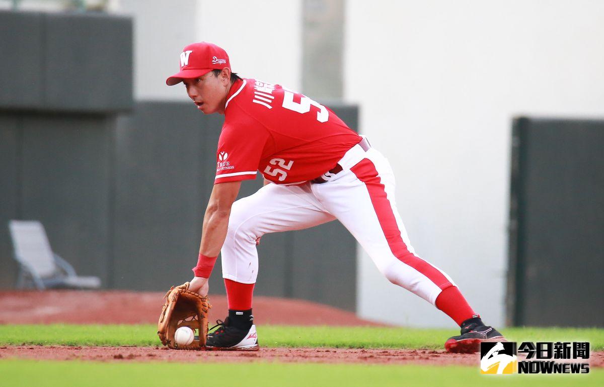 ▲新舊味全龍對抗賽，川崎宗則展現大聯盟等級內野守備。（圖／記者葉政勳攝 , 2019.08.17）