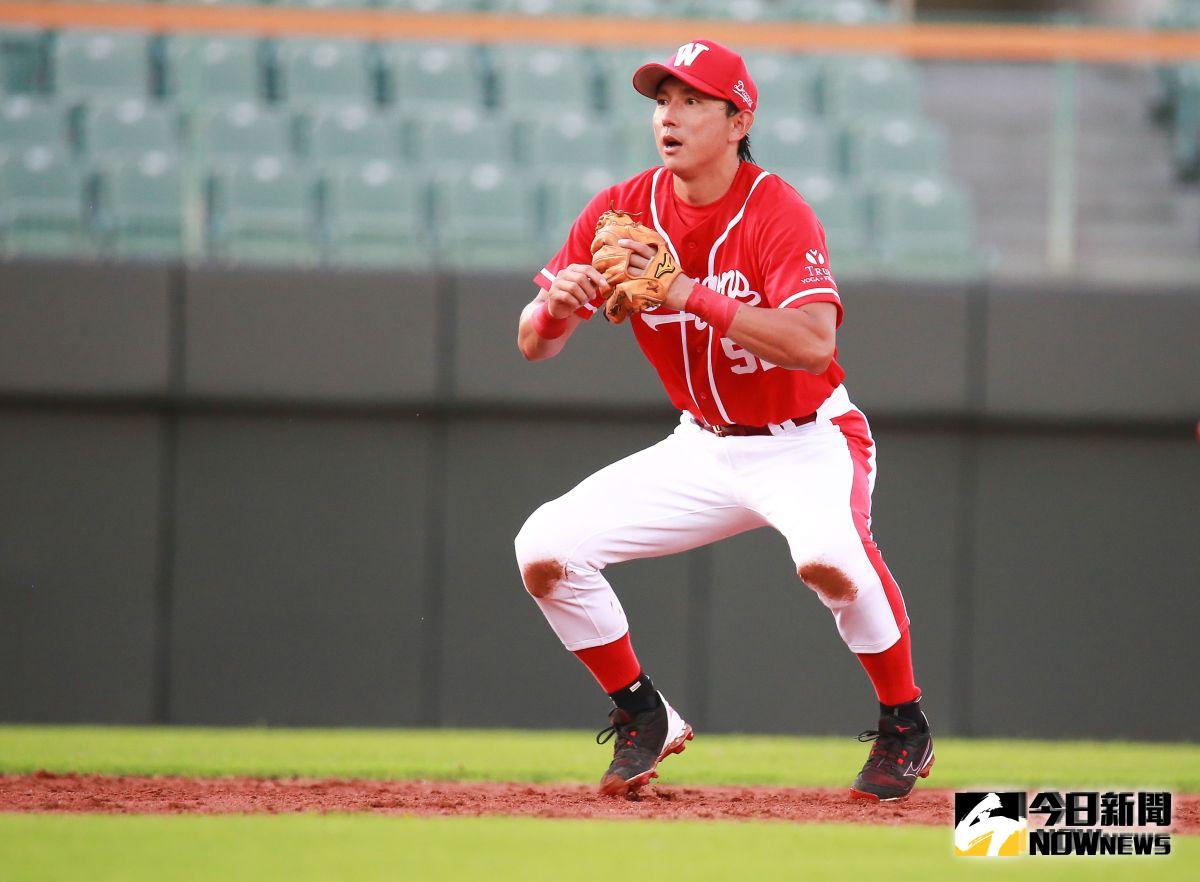 ▲新舊味全龍對抗賽，川崎宗則展現大聯盟等級內野守備。（圖／記者葉政勳攝 , 2019.08.17）