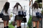 高中妹流行一穿搭!若隱若現被批「有點露」 姊求助被勸:別亂管 ▲一名18歲高中女生,近一年來當她在跑步的時候,左側手腳會突然被一股奇怪的力量抓住。(示意圖/翻攝自推特)
