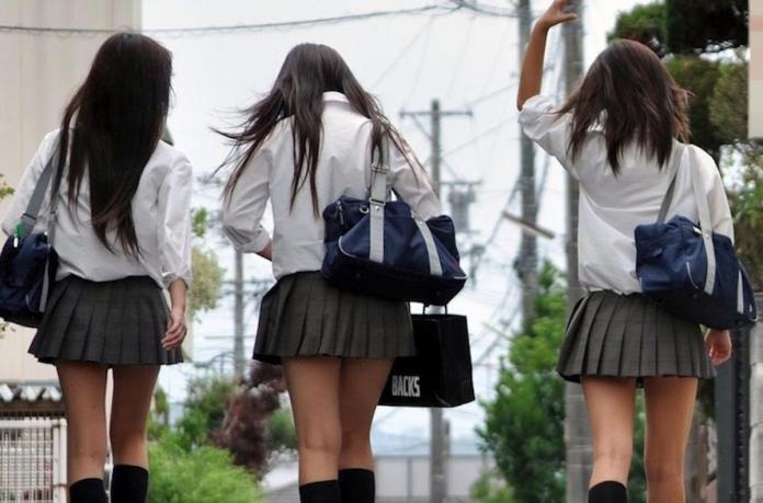 ▲日本女作家在節目中透露，日本女高中生興起「兼職小三」這份工作，最多可月賺約 12 萬元台幣。圖中人物與新聞無關。（示意圖／翻攝自推特）