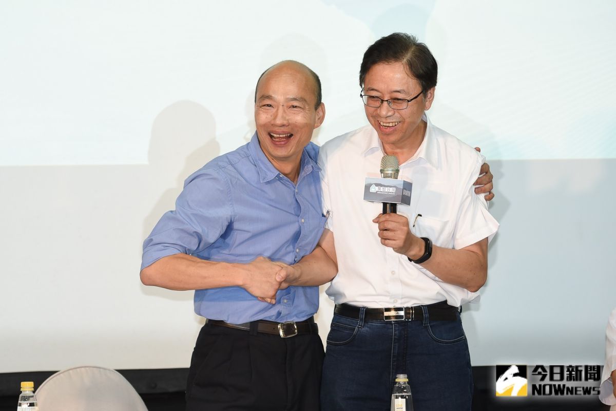 韓國瑜2020選舉國政顧問團記者會，韓國瑜與張善政開心握手。（圖／記者陳明安攝，2019.08.17）