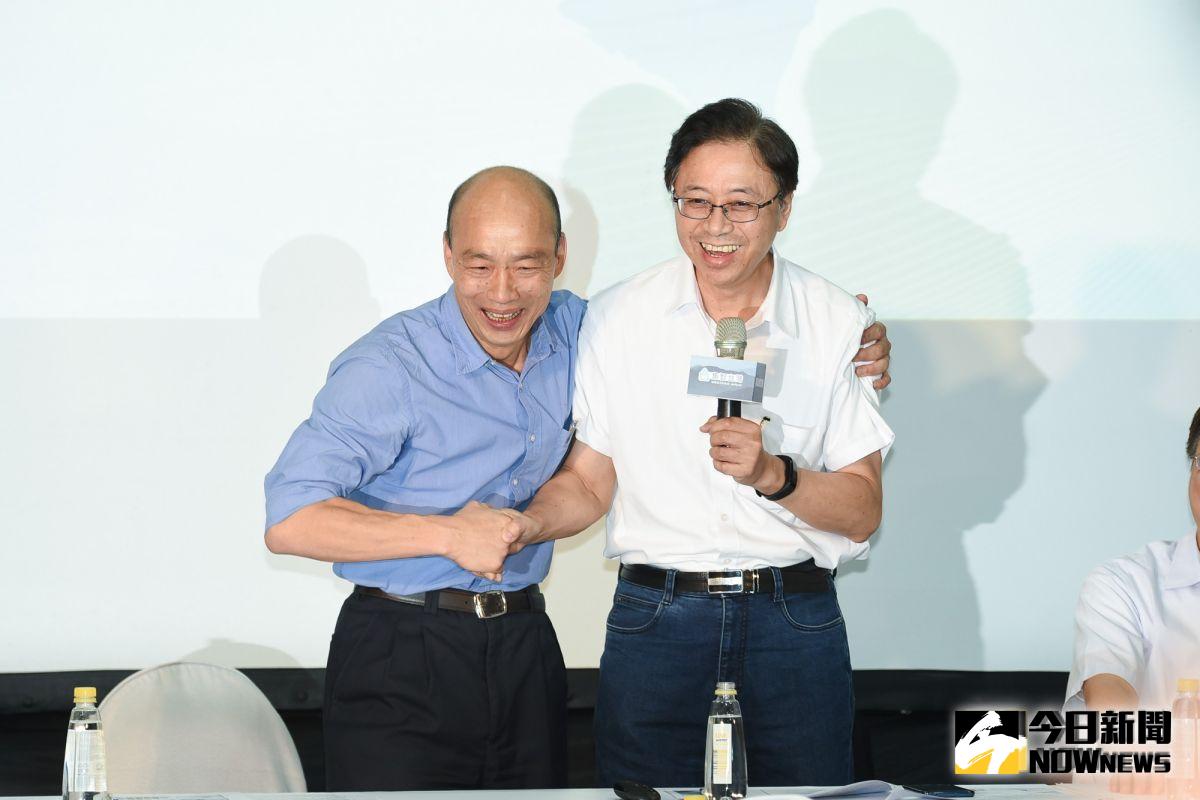 ▲韓國瑜2020選舉國政顧問團記者會，韓國瑜與張善政開心握手。（圖／記者陳明安攝，2019.08.17）