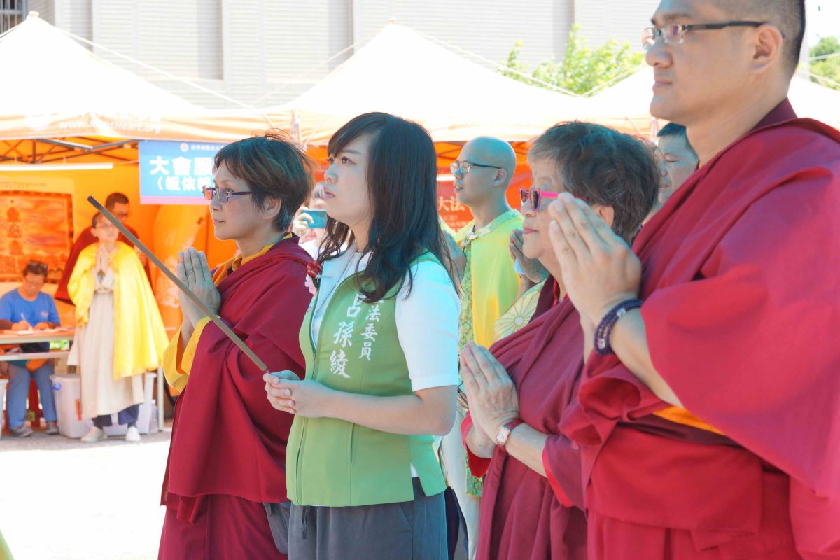 ▲世界佛教正心會行動佛殿環島一年後回到新北市八里區，立委呂孫綾也前來法會上香禮佛。（圖／世界佛教正心會提供）