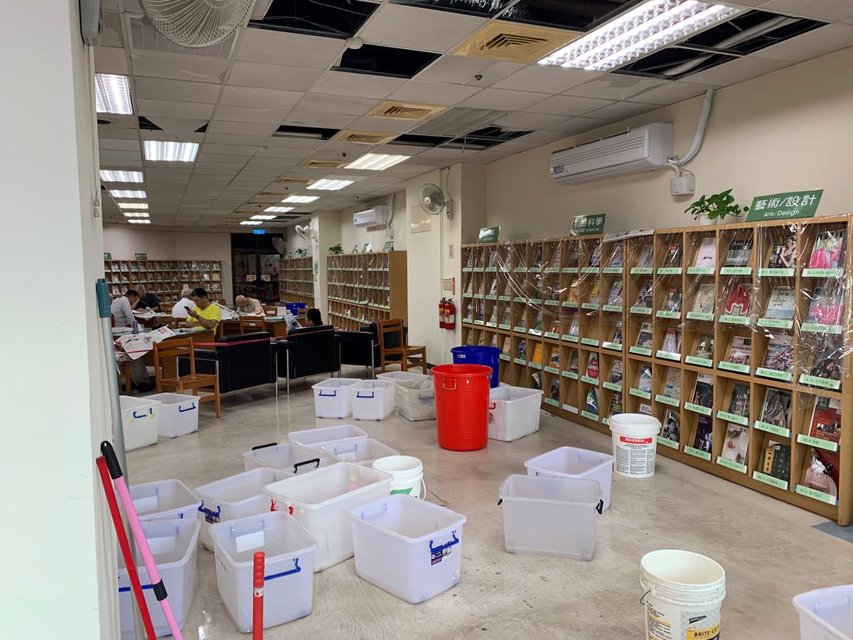 ▲中市近日連續大雨，大墩文化中心及市立圖書館大墩分館因近日連續大雨，室內漏水嚴重。 (圖／柳榮俊翻攝2019.8.18)
