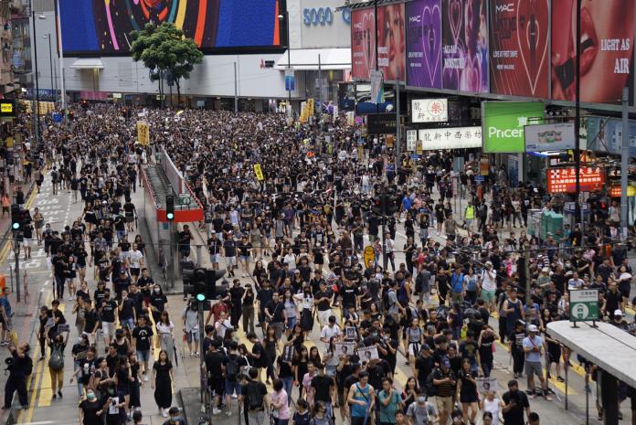 30萬人擠爆！香港818維園集會　人潮坐滿6個足球場　
