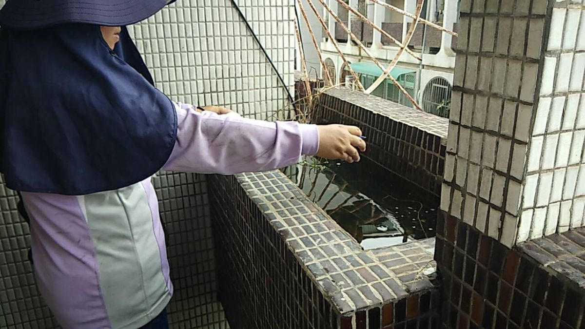 ▲水槽、花台阻塞無法排水，易孳生病媒蚊。（圖／台南市登革熱防治中心提供）
