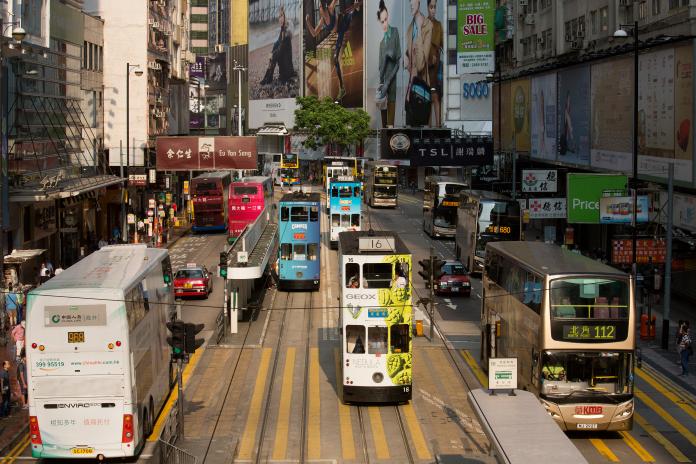 ▲香港反送中抗爭嚴重衝擊旅遊業，街道不見過往遊客如織的景象。（圖／美聯社／達志影像）