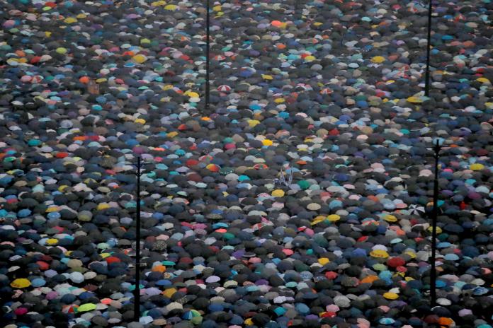 ▲香港「反送中」集會在港島維多利亞公園舉行，儘管下起滂沱大雨，仍澆不息民眾熱情。（圖／美聯社／達志影像）