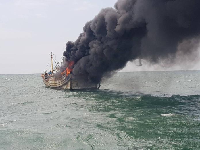 影／漁船海上失火濃煙蔽空　海巡隊馳援救出4船員
