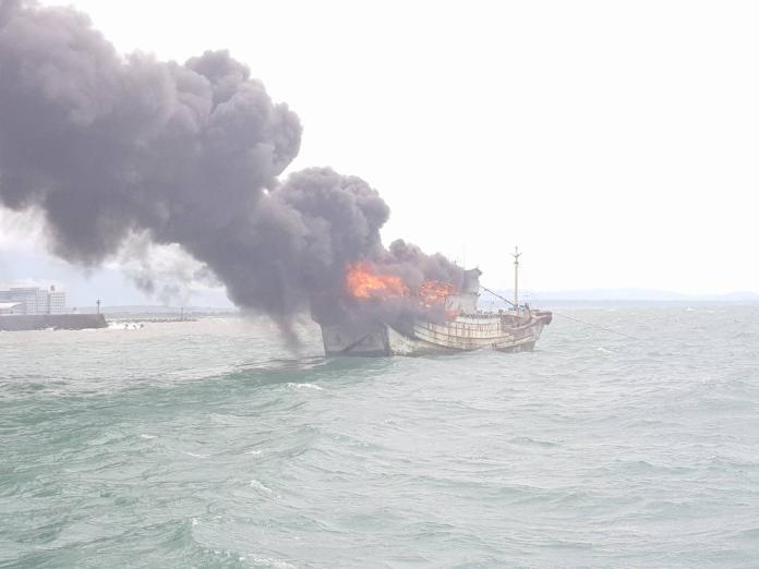 漁船海上失火濃煙蔽空　海巡隊馳援救出4船員