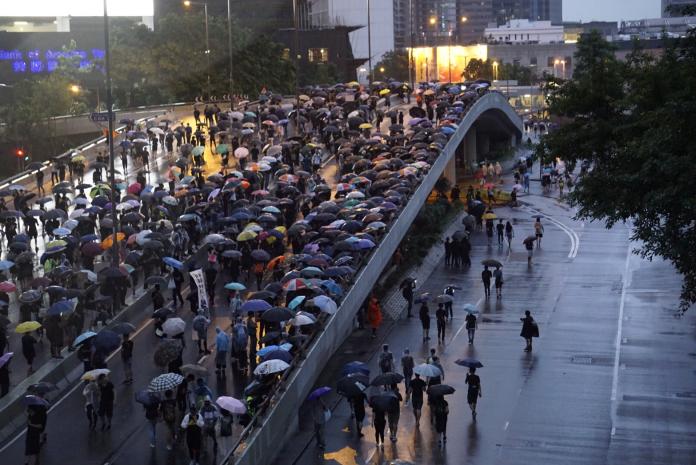 ▲大批民眾離開維園後，繼續在大馬路上「步行」，並高喊「我要民主、光復香港」等口號。（圖／記者湯珮然攝，2019.08.18）