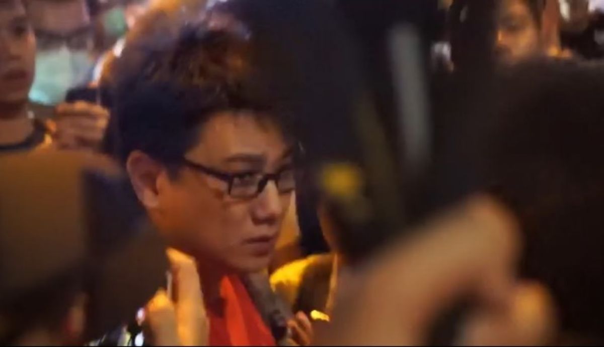 ▲來自上海的紅衣男子，遭香港示威者懷疑是公安變裝混入人群，現場氣氛一度緊張。（圖／記者湯珮然攝，2019.08.18）