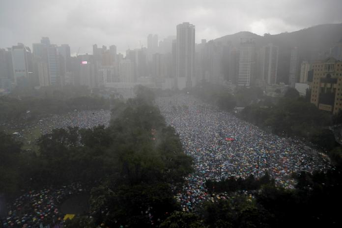 不怕滂沱大雨！香港818反送中集會　民陣：170萬人參與
