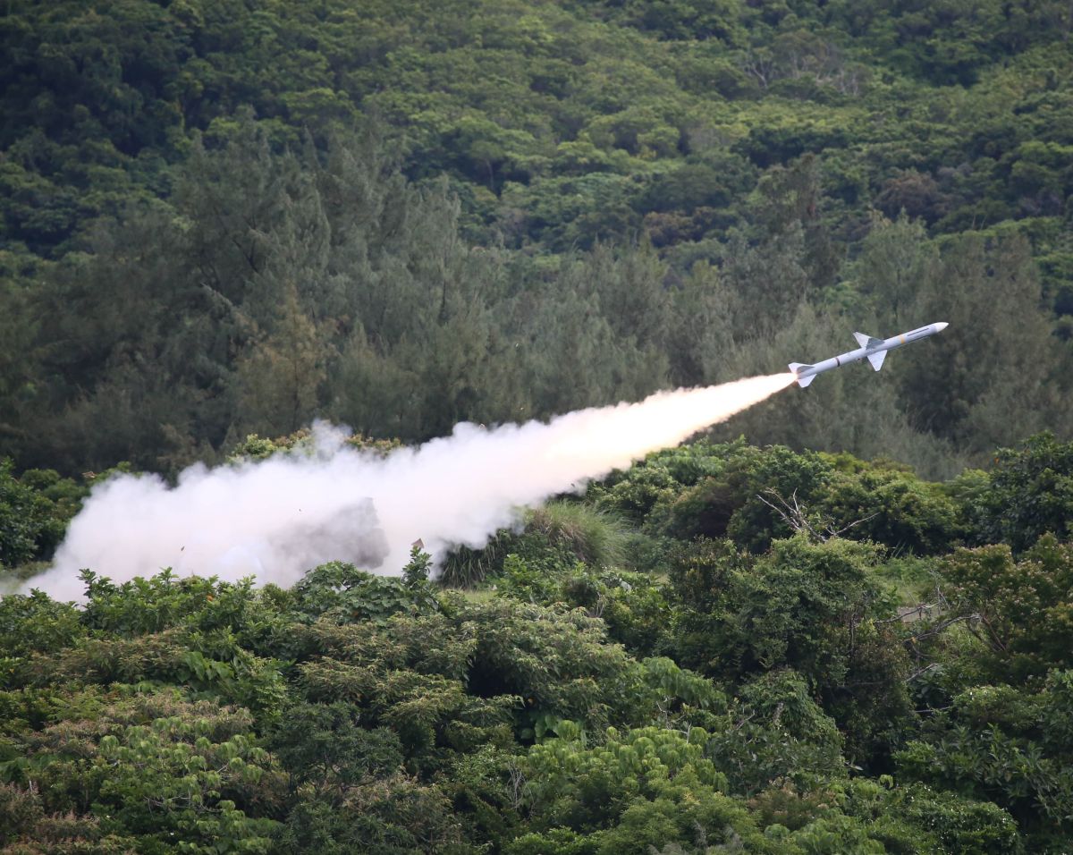 ▲陸基麻雀飛彈發射瞬間，此型飛彈可以填補陸軍野戰防空能量的不足。（圖／軍聞社）