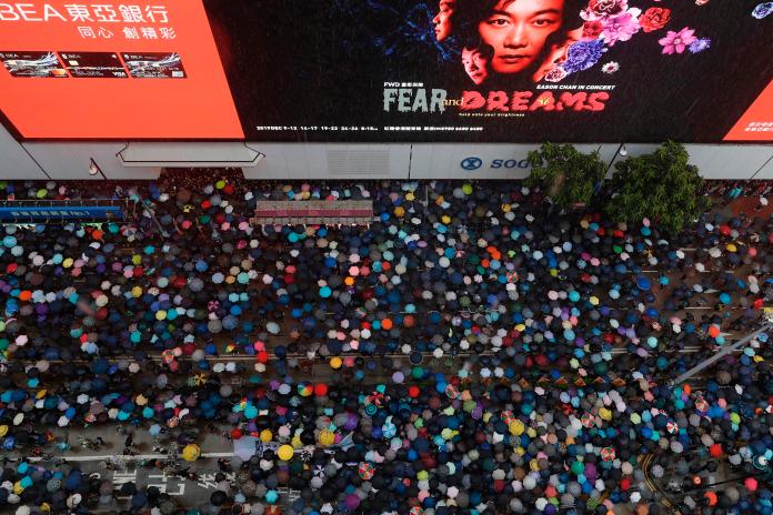 ▲香港 8 月 18 日舉行的「止警暴、制黑亂」集會，主辦方稱有超過 170 萬人參與。（圖／美聯社／達志影像）