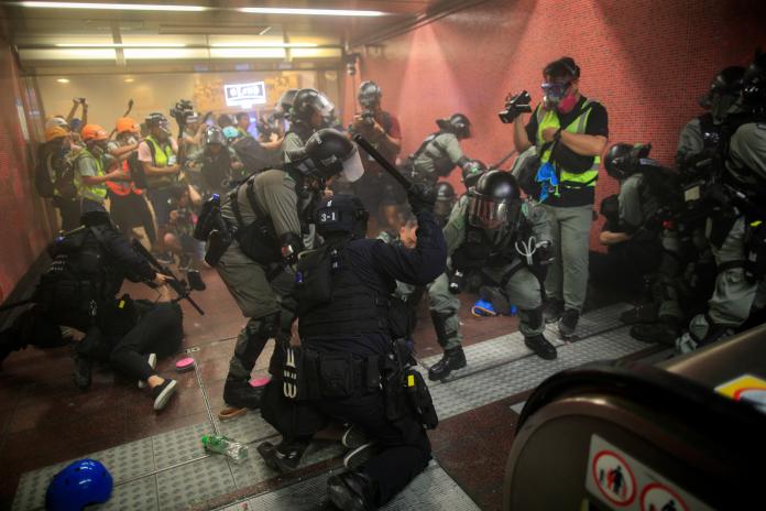 ▲香港警方於地鐵站中施放催淚瓦斯一事， 引發部分港鐵員工不滿，認為自己工作時的人身安全受到威脅。資料照。（圖／美聯社／達志影像）