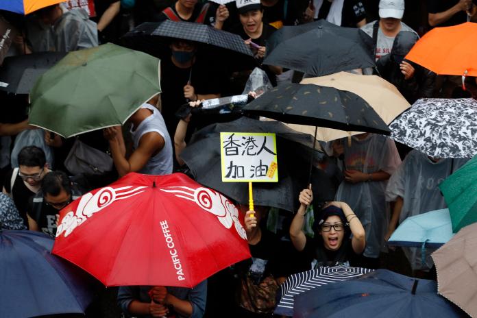▲中國駐渥太華大使館今天警告加拿大，別再插手香港事務。加拿大與歐盟昨天發表聯合聲明，捍衛香港公民「集會的基本權利」。圖為 18 日遊行照片。（圖／美聯社／達志影像）