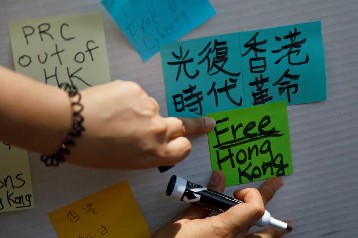 ▲香港 18 日的「止警暴、制黑亂」集會，並未如外界擔憂的上演大規模衝突。（圖／美聯社／達志影像）