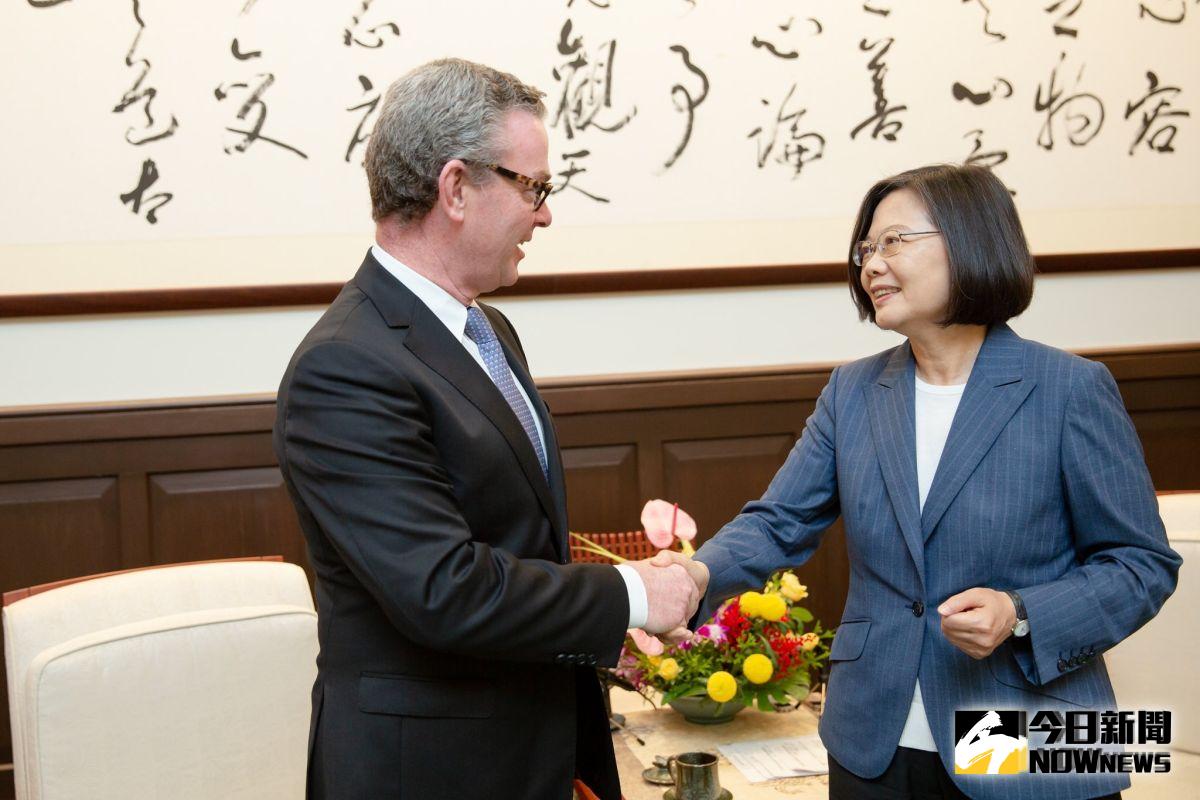 面對香港反送中緊張局勢，總統蔡英文19日表示，香港「反送中」運動，引起國際社會的關切，台灣作為民主陣營的一份子，「我們會關心，但是不會介入」。（圖／總統府提供）