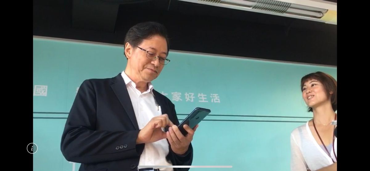 張善政表示像他或韓國瑜這種時程緊的人很難接電話，一講完就馬上有電話打來。 (圖/記者吳承翰攝)