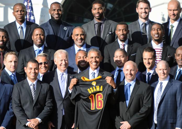 ▲美國前總統歐巴馬（Barack Obama)在白宮接見2015-16賽季NBA總冠軍隊克里夫蘭騎士。（圖／美聯社／達志影像）