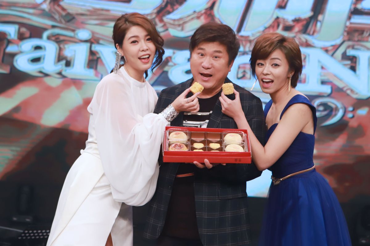 ▲白家綺、王瞳餵胡瓜吃月餅。（圖／民視提供）