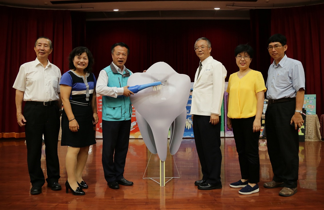 ▲嘉義縣長翁章梁親自說明「健康抵嘉 從齒幸福」口腔保健的重要。（圖／嘉義縣政府提供）