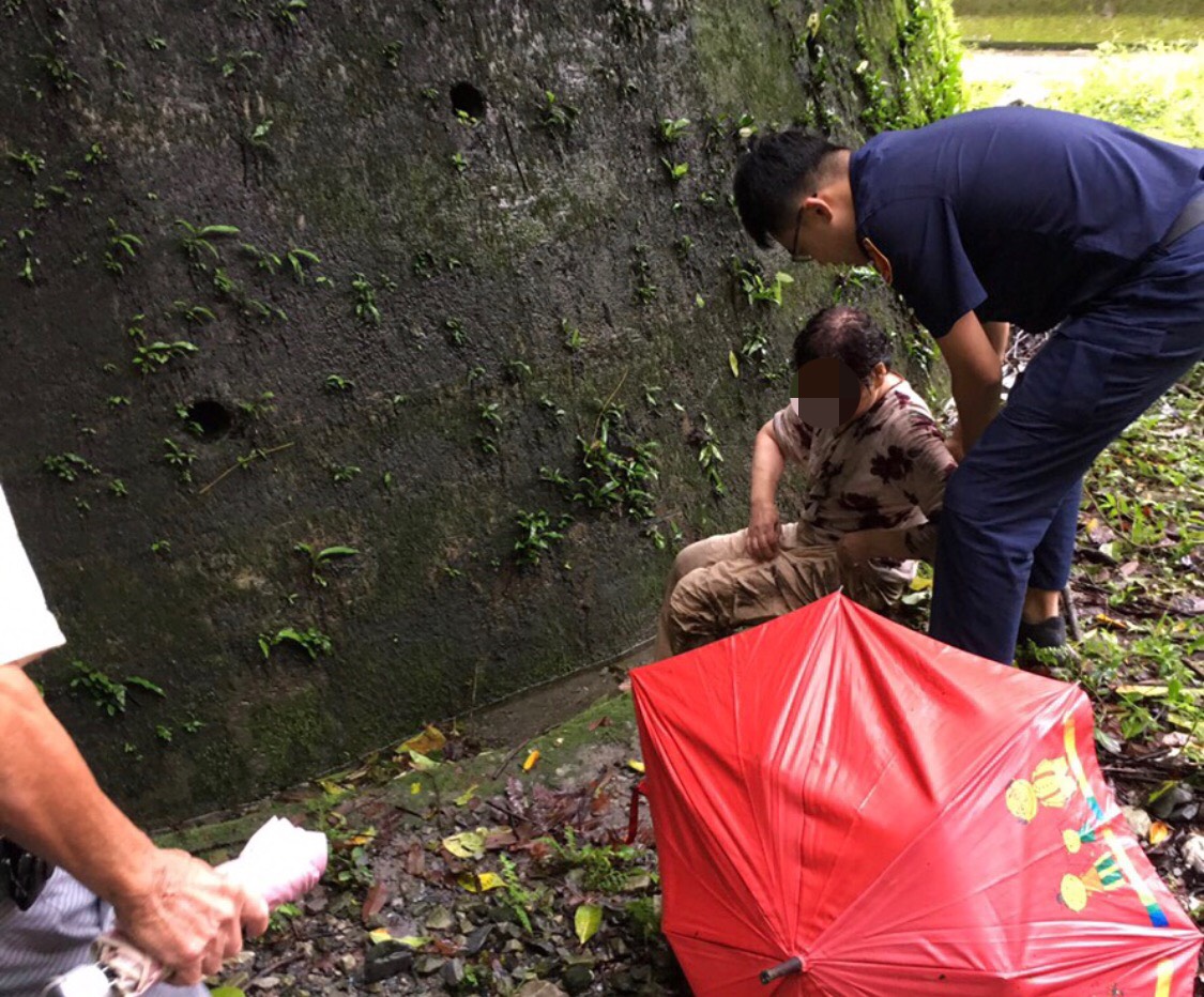 ▲何姓7旬婦人參加旅遊團，夜宿谷關地區飯店，凌晨3點稱有人叫她倒垃圾就自行外出，距離飯店約1公里外隧道口山溝間順利尋獲。 (圖／柳榮俊翻攝2019.8.19)