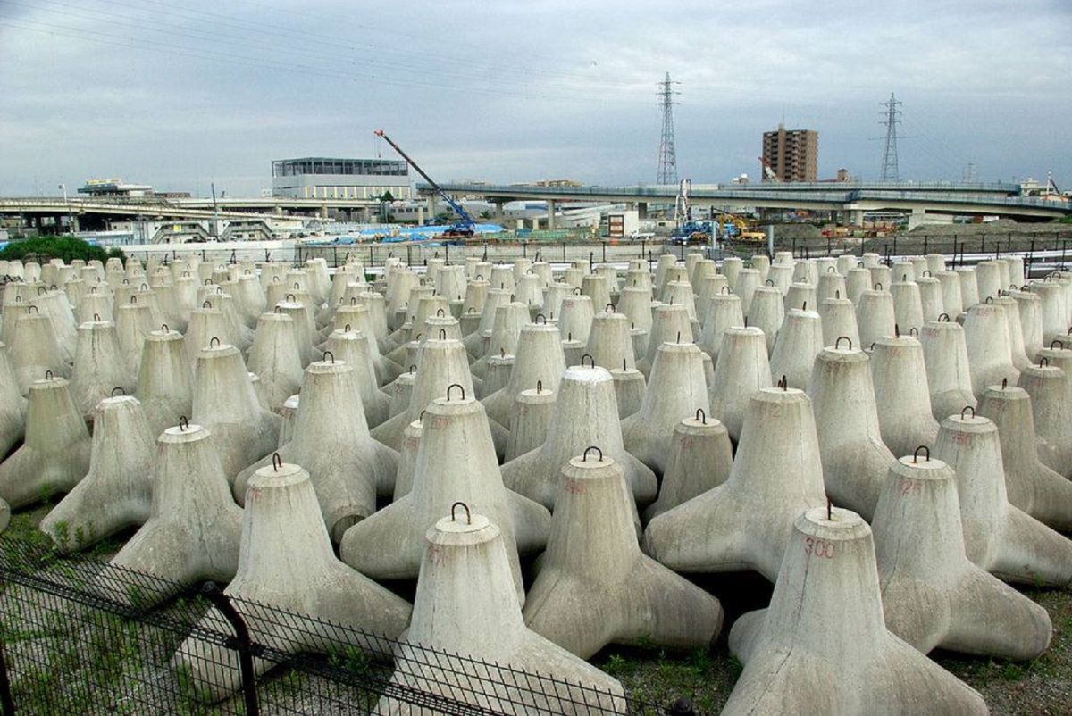 ▲在海邊數量超多，體積龐大又重的消波塊，究竟是怎麼到海邊的？（圖／翻攝維基百科）