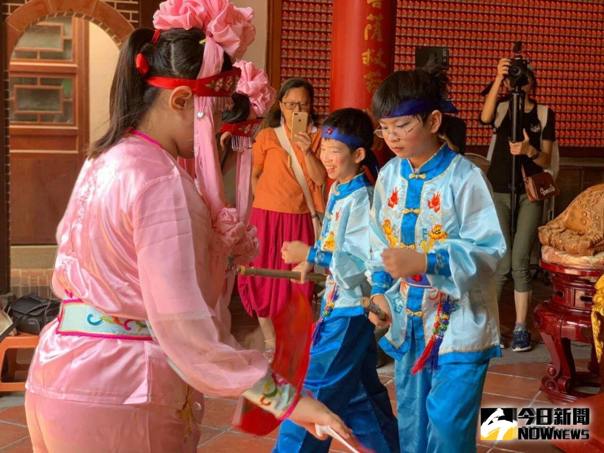 ▲今年學習車鼓陣的學生暴增，穿古裝、用錢龍棍、再學習二胡，讓整個表現的前場和後場都更完備。（圖／記者陳雅芳攝，2019.08.19）