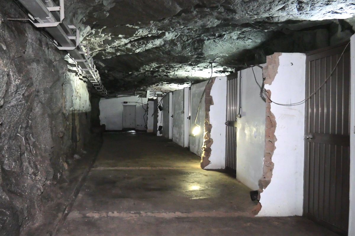 ▲改建「賣店」，翟山坑道官兵寢室部份牆面遭拆，網友痛批:本末倒置。（圖／蔡若喬攝, 2019.08.19）