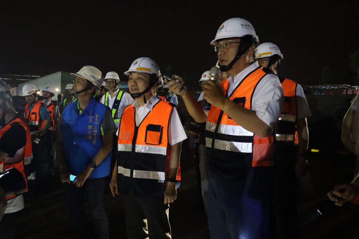 ▲新北市長侯友宜16日深夜前往視察捷運三鶯線，勉勵晝伏夜出的施工團隊。（圖／新北市捷運局提供）