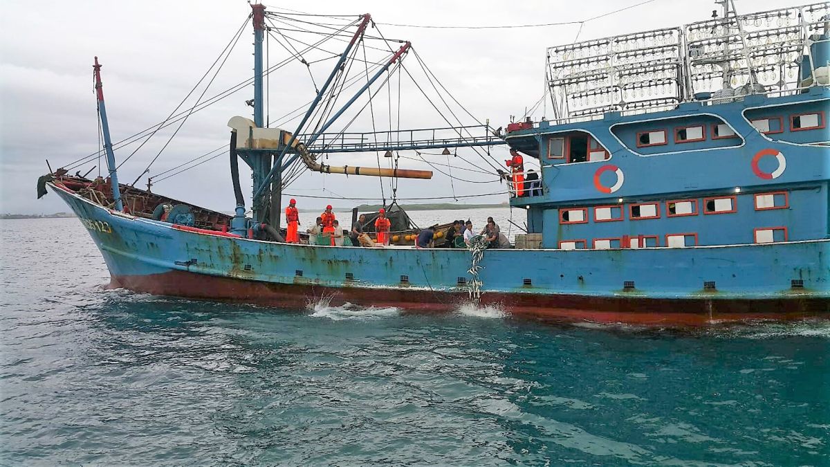 ▲澎湖海巡隊查扣「閩晉漁05123號」，漁獲多達1000公斤，附近5浬的魚類幾乎全部被抓光光。（圖／澎湖海巡隊提供，2019.08.19）