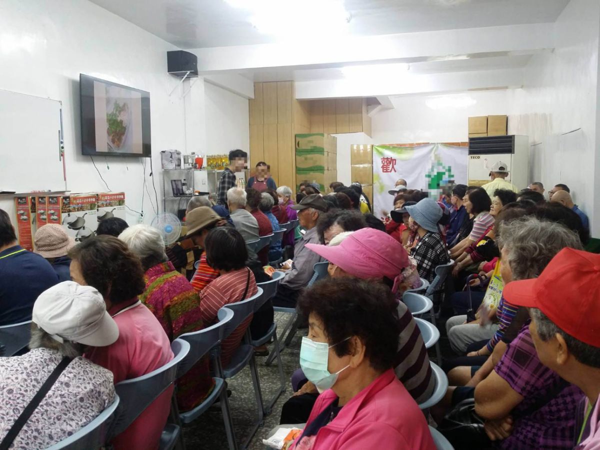 ▲室內廣告業者以「不買也送」當誘因，只要到場，就能集點，集多送多，宜縣衛生局提醒民眾不要上當。（圖／宜蘭縣衛生局提供)