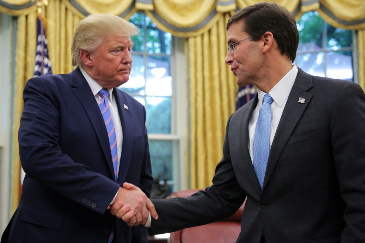 ▲美國總統川普與國防部長艾斯培，皆表達支持對台軍售。圖為艾斯培去年 7 月在白宮宣誓就職照片。（圖／美聯社／達志影像）