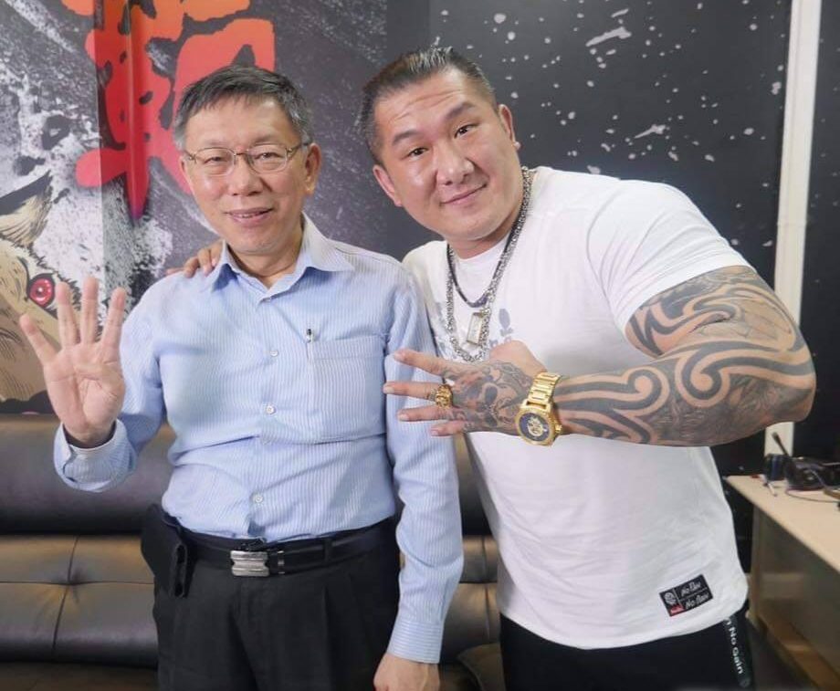 ▲館長昨（ 19 ）日晚間透露，將與柯文哲在直播合體「講清楚」，時間待確認後公布。（圖／翻攝自館長臉書）