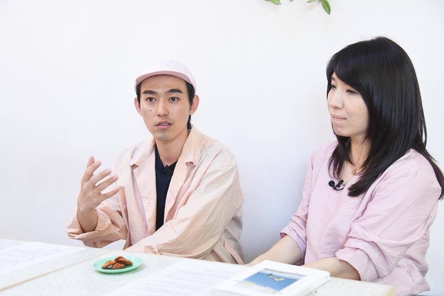 ▲這次Peter Su帶來最新的作品《陪伴，是世上最奢侈的禮物》，在姊妹淘與諮商心理師許皓宜對談，聊聊在愛情裡，難解的純友誼界線，以及控制情人的行為，是超支的愛意，還是不安全感的作祟呢？（圖／陳明安 攝）