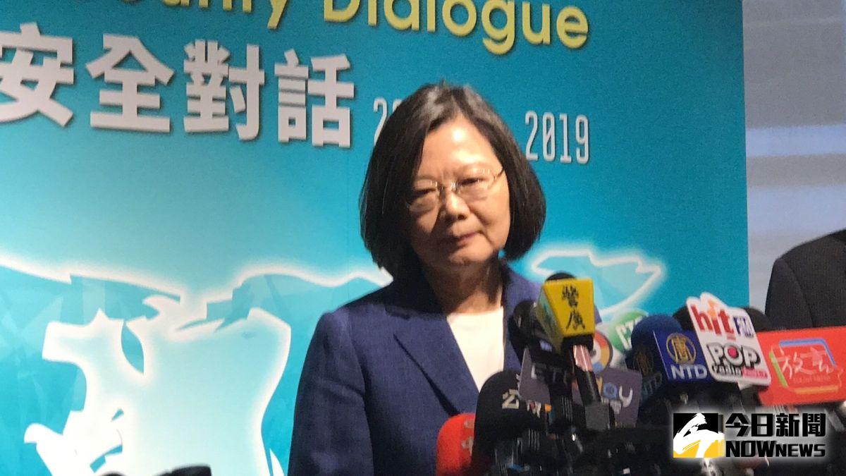 身兼國民黨總統候選人的高雄市長韓國瑜昨天臉書直播自己與跟他一樣高的公文合影照一事，總統蔡英文20日受訪時表示，不知道那個是還沒批的公文，還是別的地方借來拍照的。（圖／記者林人芳攝，2019,08,20)