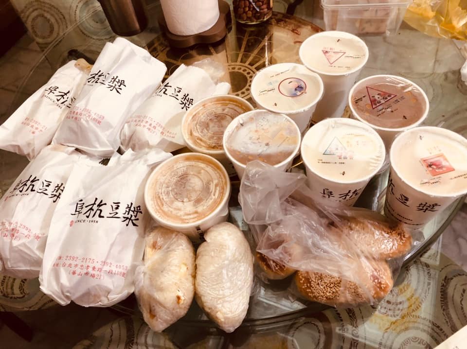 ▲有網友在 PTT 八卦版提到台北有名的「阜杭豆漿」，總是大排長龍，更是觀光客來台旅遊，指名必嚐的名店之一，好奇詢問是否真的這麼好吃？貼文立刻引發網友熱議。（圖／翻攝自阜杭豆漿臉書）