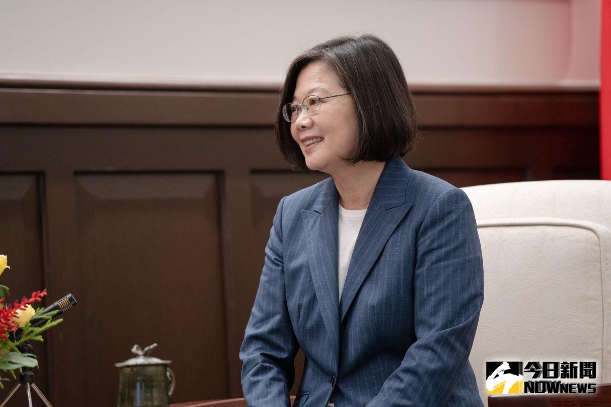 外界質疑「假訊息」詆毀香港民主示威運動，推特、臉書日前停權數十萬中國大陸用戶。總統蔡英文20日表示，北京與其用假訊息混淆香港人民視廳，不如雙方坐下來好好談。（圖／記者林人芳攝， 2019,08,20)