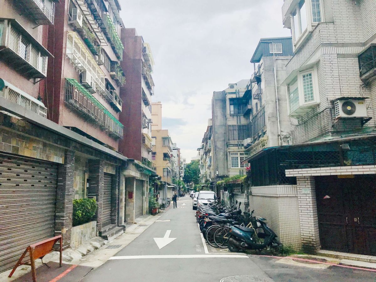 ▲租屋族要避開火災危機，需留意逃生動線、有無消防設施，如果窗戶裝設鐵窗，記得確認能否拆除、可供逃生。（圖／信義房屋提供）