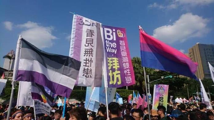 許多無性戀推廣團體帶著不同的旗幟上街遊行，讓更多人看見這個性傾向的存在。圖／無性臉小組提供